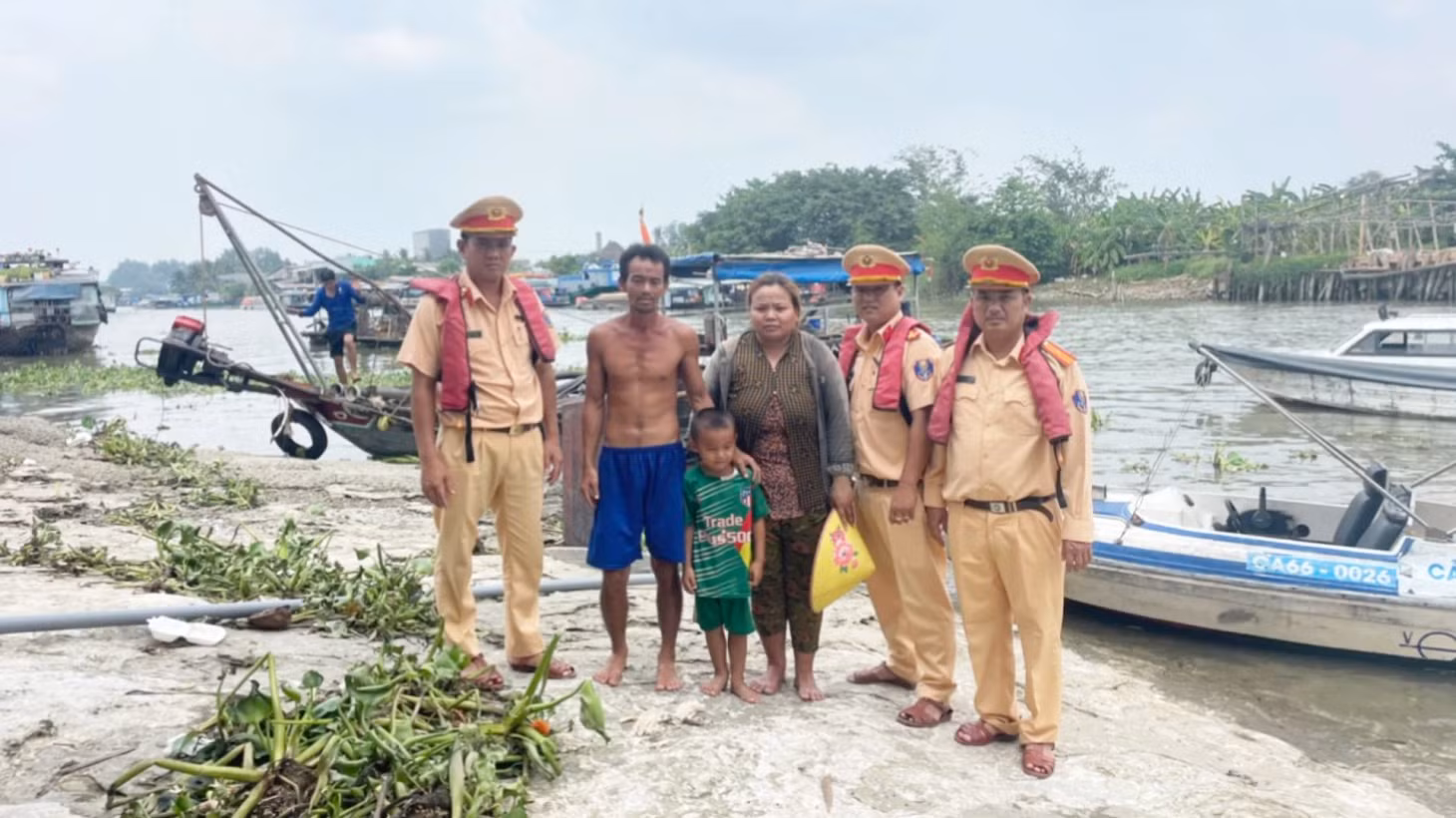 Nhờ có sự giúp đỡ kịp thời nên gia đình bị nạn được an toàn sau vụ va chạm giao thông đường thủy.