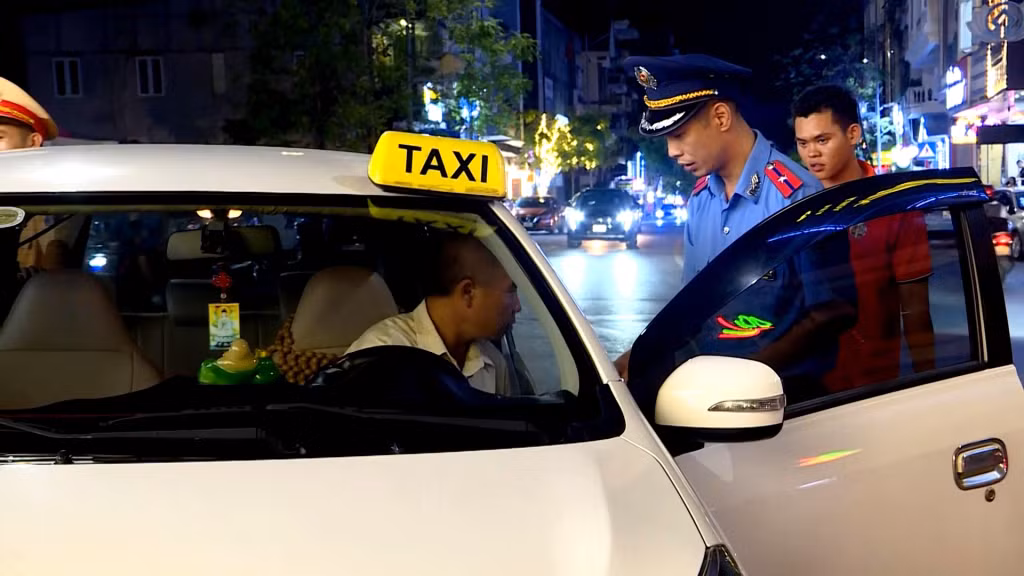 Lực lượng Thanh tra Sở Giao thông Vận tải phối hợp với các đơn vị chức năng kiểm tra, xử lý xe 