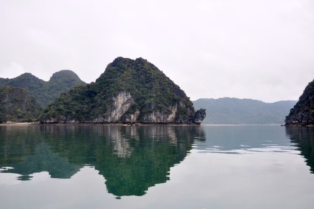 Vẻ đẹp non nước trên vịnh Bái Tử Long.