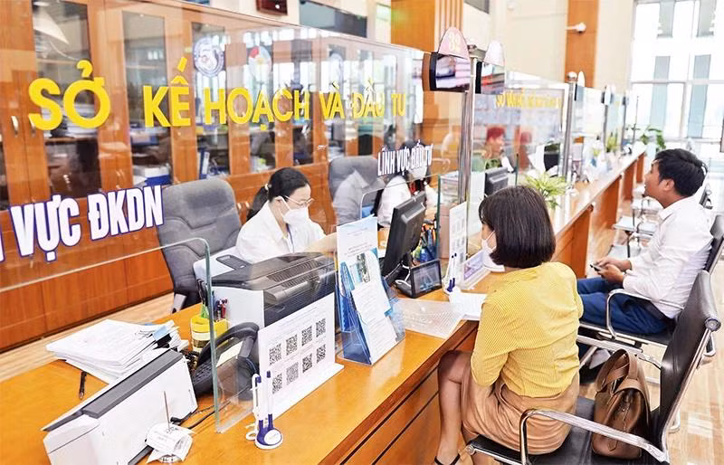 Doanh nghiệp thực hiện thủ tục hành chính tại Trung tâm phục vụ hành chính công tỉnh Bắc Giang. (Ảnh DUY LINH)