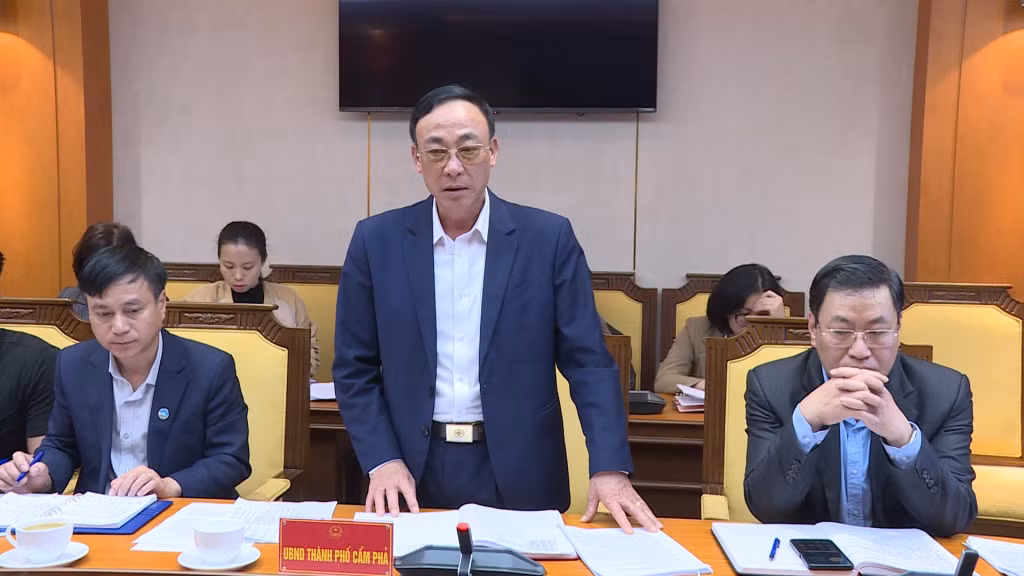 Lãnh đạo TP Cẩm Phả báo cáo về công tác quản lý nhà nước về an toàn thực phẩm trên đia bàn.