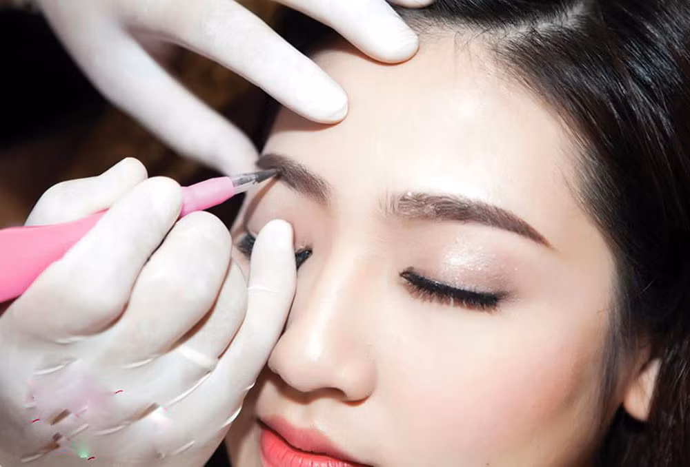 Phun xăm chân mày là phương pháp làm đẹp được nhiều chị em yêu thích.