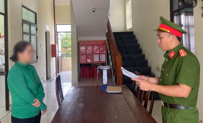Tống đạt quyết định xử phạt hành chính đối với bà Phạm Thị L.