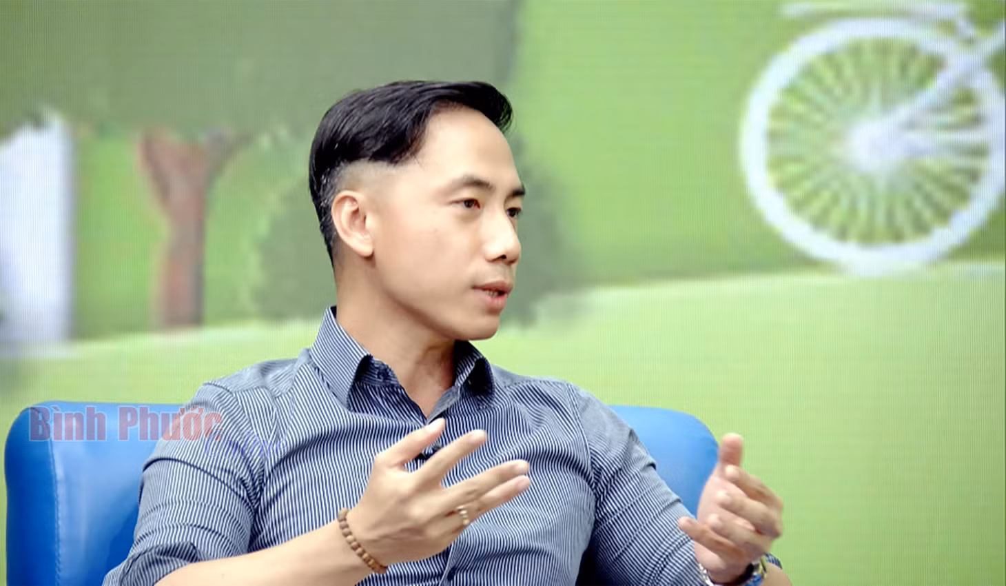 Theo xu thế hiện nay, việc chuyển đổi sản xuất xanh, kinh tế xanh cần phải lồng ghép vào mô hình hoạt động canh tác, sản xuất, dịch vụ, thương mại của mình, dù có thể mô hình ấy không nhất thiết phải đầu tư lớn, cồng kềnh. Chẳng hạn, mô hình trồng trọt hay chăn nuôi phạm vi nhỏ nhưng đáp ứng các chỉ tiêu phát thải carbon, tự ngăn ngừa và giải quyết việc xả thải liên quan bảo vệ thực vật và chất thải có khí metan ra cộng đồng, thực hiện chính sách zero rác thải hay sử dụng các vật tư thân thiện với môi trường ngay chính trong mô hình nhỏ nhưng mà chuẩn ấy. Tất cả những điều ấy phải xuất phát từ tư duy, và tư duy quyết định tất cả. Anh NGUYỄN THẾ TÙNG, Giám đốc Nông trại Queen Farm