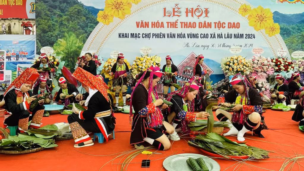 Phần thi gói bánh chưng gù - một loại bánh truyền thống của đồng bào Dao.