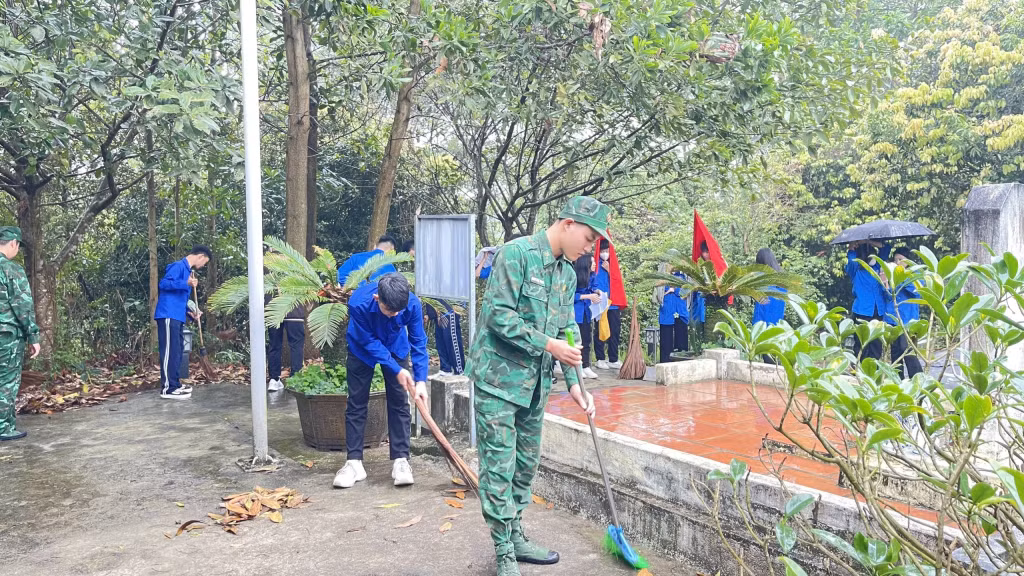 Các ĐVTN 2 đơn vị tham gia dọn vệ sinh môi trường