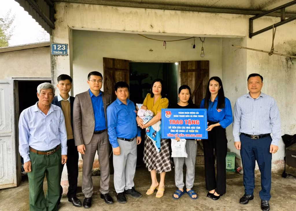 Cấp ủy chính quyền xã Vĩnh Trung, Thành đoàn Móng Cái đại diện trao tiền hỗ trợ tới gia đình cháu Tài.
