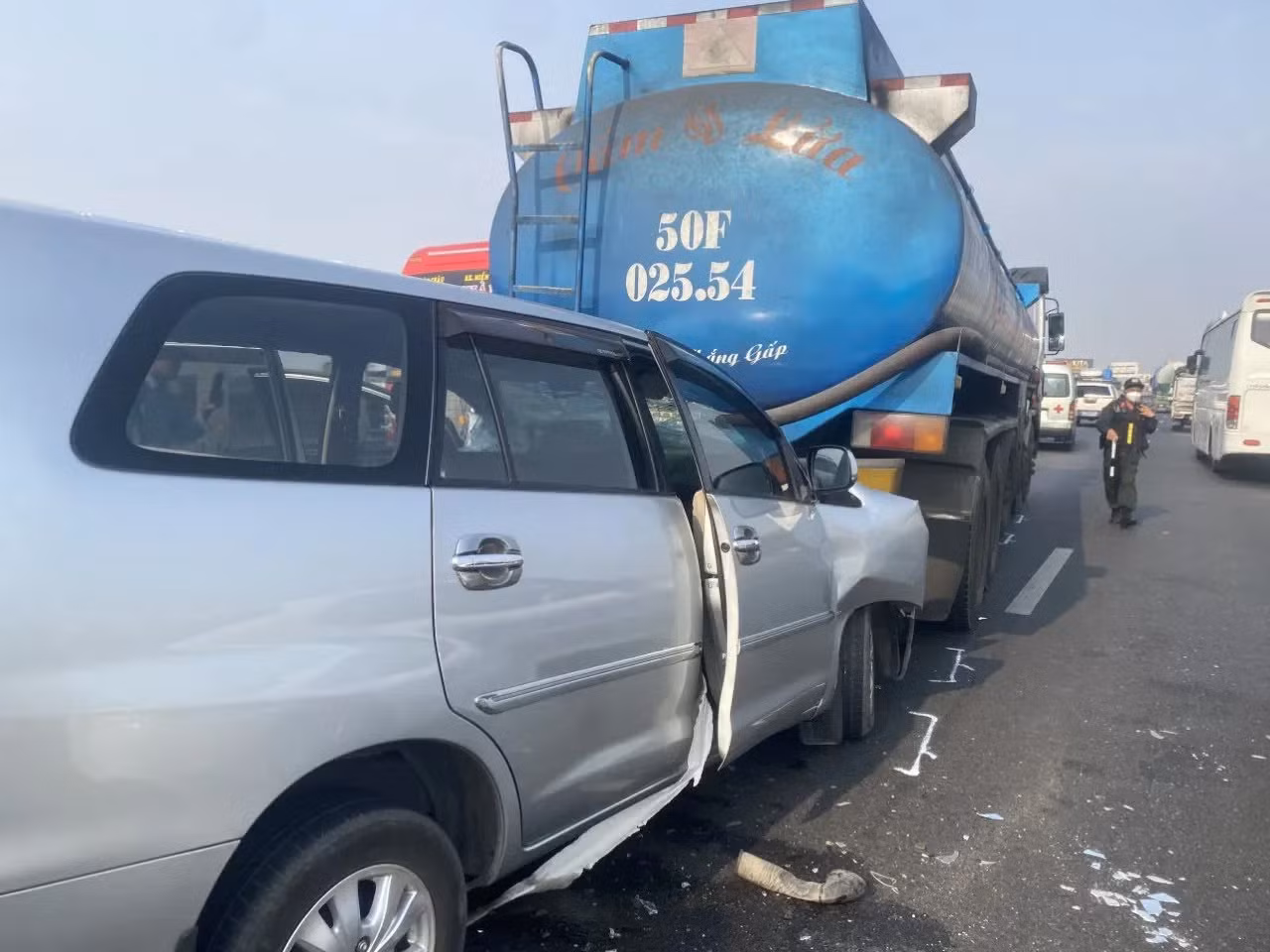 Hiện trường vụ tai nạn trên cao tốc TP.HCM - Trung Lương.