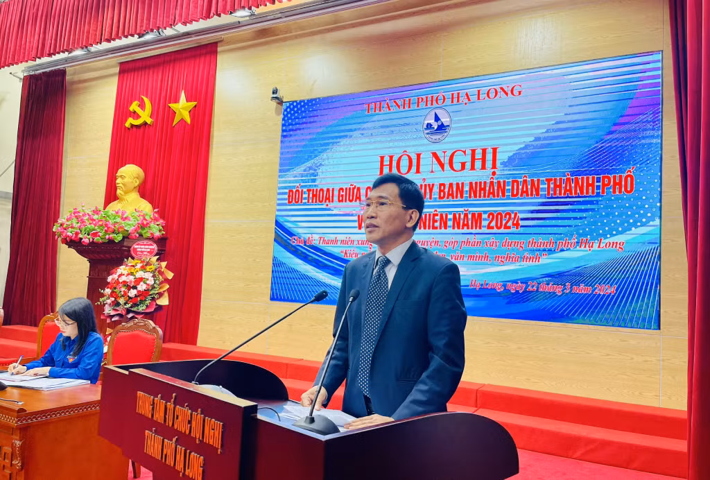 Đồng chí Nguyễn Tiến Dũng, Chủ tịch UBND TP Hạ Long, đối thoại với thanh niên.