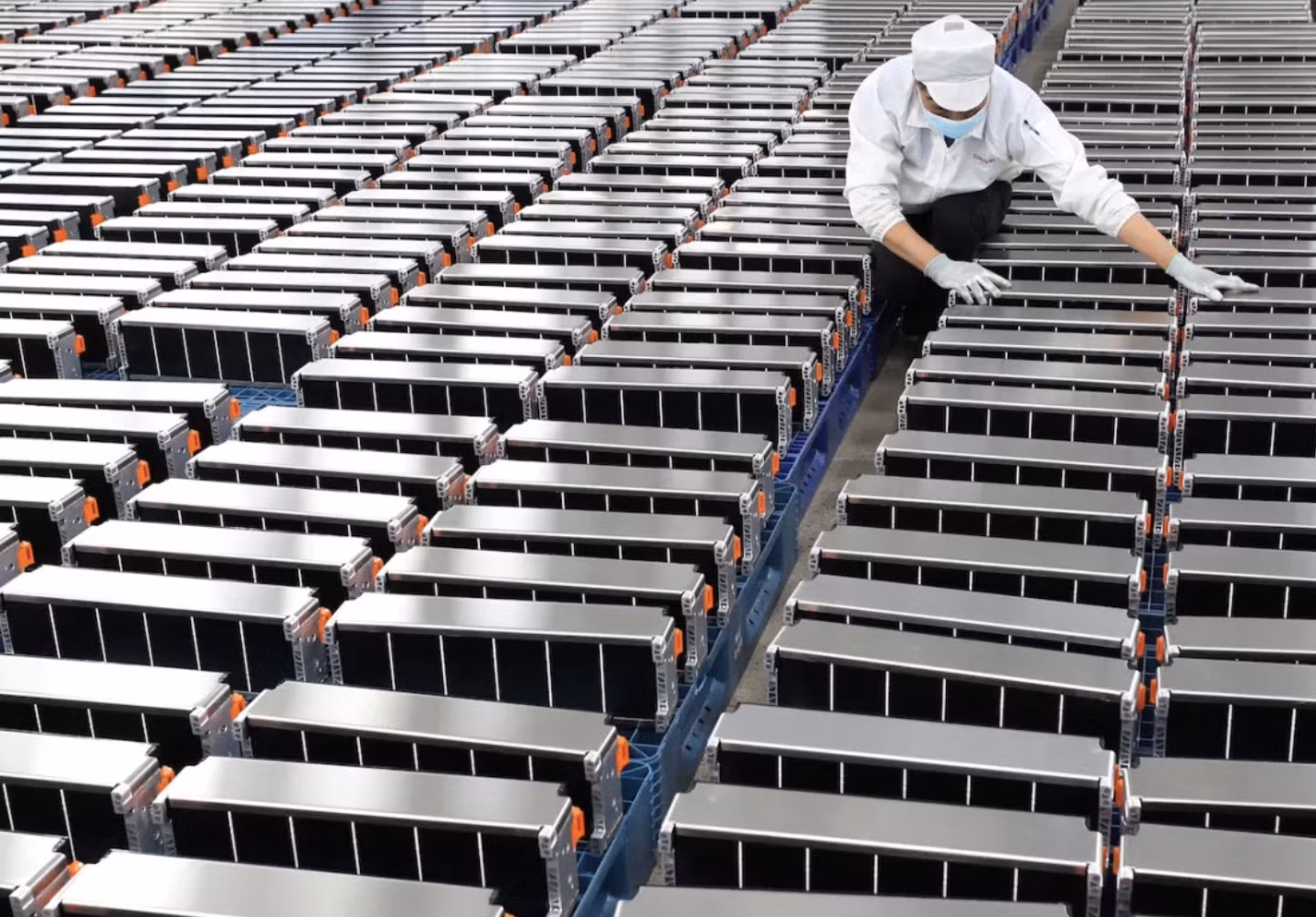 Bên trong công ty Xinwangda ở Nam Kinh, nơi sản xuất pin lithium cho ô tô điện và các mục đích sử dụng khác. Ảnh: AFP