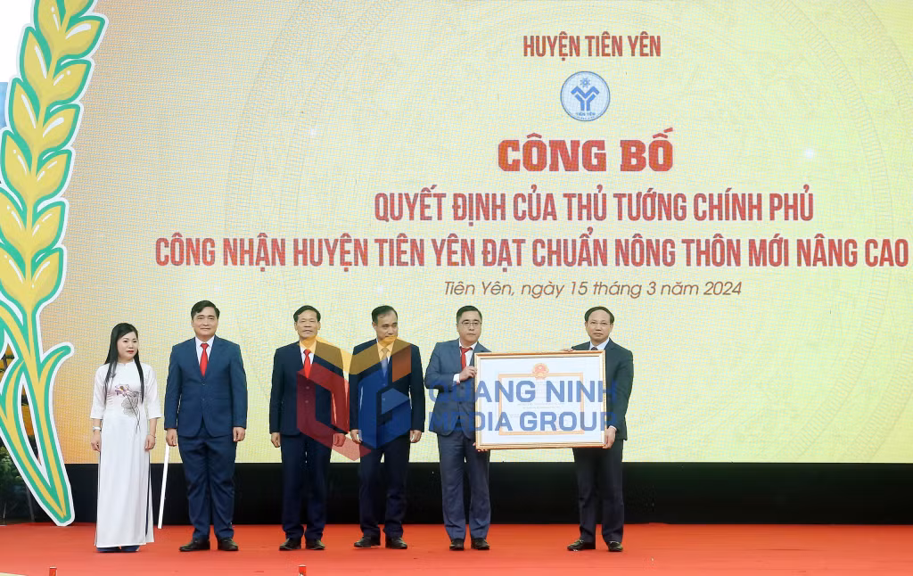 Thừa ủy quyền của Chính phủ, đồng chí Nguyễn Xuân Ký, Ủy viên Trung ương Đảng, Bí thư Tỉnh ủy, Chủ tịch HĐND tỉnh trao Quyết định của Thủ tướng Chính phủ công nhận huyện Tiên Yên đạt chuẩn nông thôn mới nâng cao (3-2024). Ảnh: Thu Chung