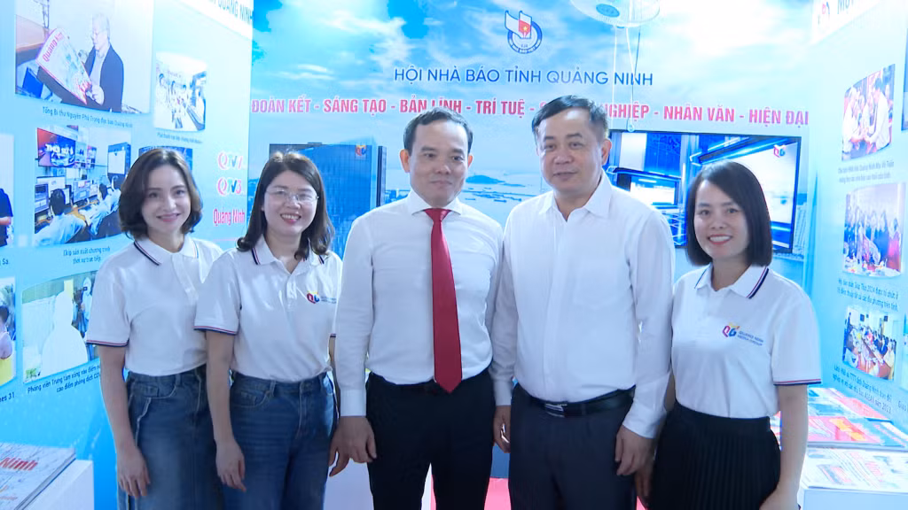 Phó thủ tướng Chính phủ Trần Lưu Quang thăm gian trưng bày Báo chí của Hội nhà báo tỉnh Quảng Ninh