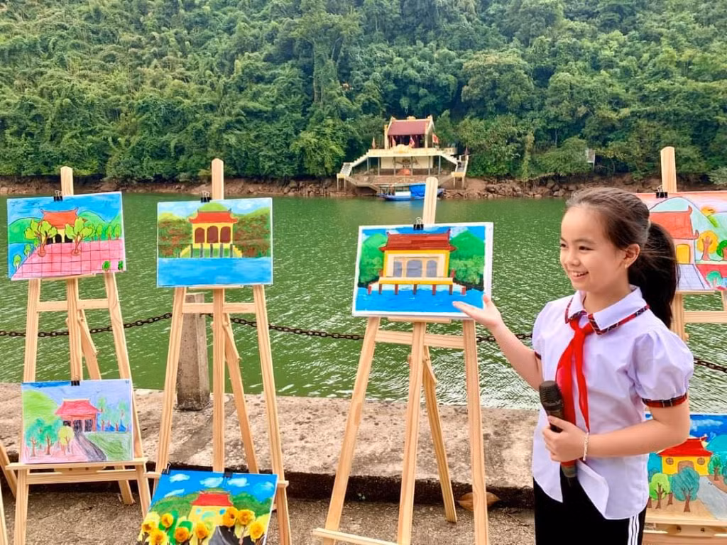 Trường Tiểu học Thị trấn Ba Chẽ trải nghiệm vẽ tranh và thuyết trình về di tích miếu Vua Bà.