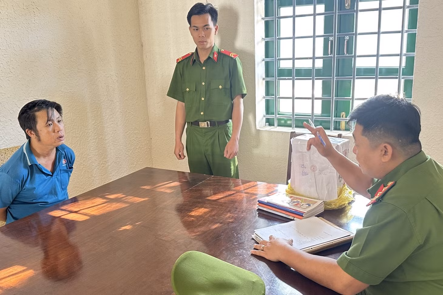 Đối tượng Tùng bị công an bắt giữ. Ảnh: CACC