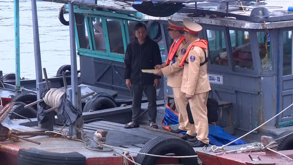 Lực lượng chức năng lập biên bản, tạm giữ phương tiện vi phạm để xử lý theo quy định