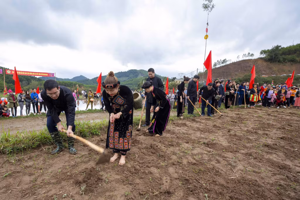 Các đại biểu và nhân dân thực hiện nghi thức cuốc hố tra hạt cầu cho một năm mùa màng bội thu (3-2024). Ảnh: Dương Phượng Đại (CTV)