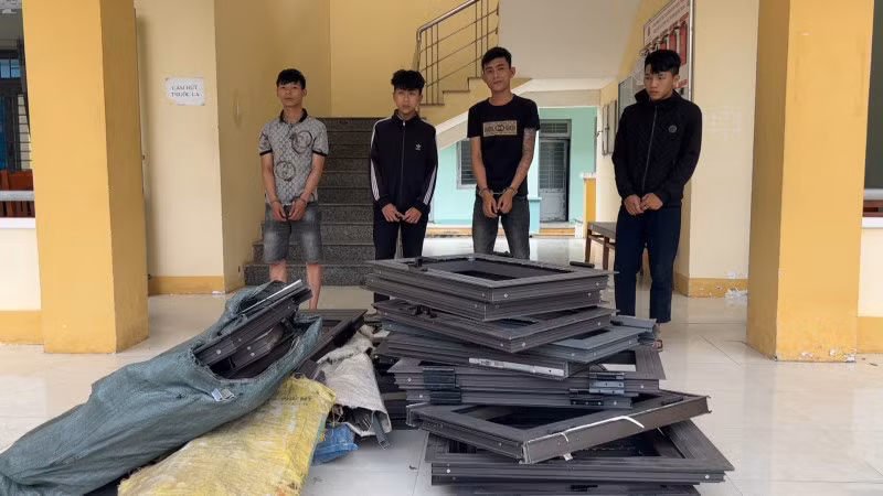 Các đối tượng thực hiện các vụ trộm cùng tang vật.