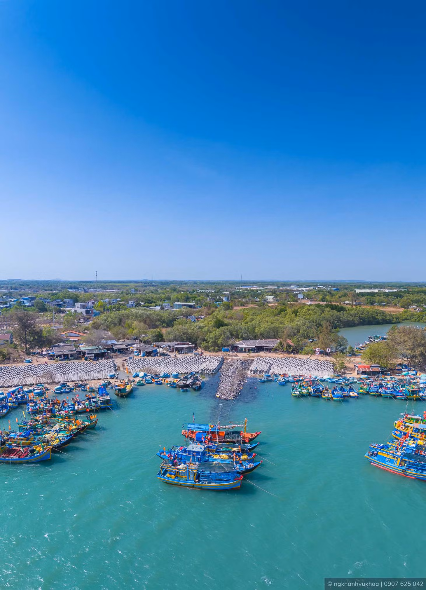 Do nằm khá xa khu dân cư, cảng cá Lộc An khá yên tĩnh và còn hoang sơ, chưa có nhiều dịch vụ du lịch. Ảnh: Nguyễn Khánh Vũ Khoa