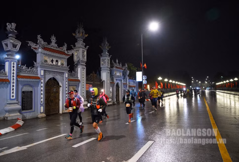 Cự li Ultra 70km xuất phát từ 4 giờ sáng. Lúc này trời vẫn còn tối, các VĐV đều phải trang bị đèn chiếu sáng để chuẩn bị cho hành trình chạy từ thành phố Lạng Sơn qua huyện Cao Lộc và huyện Lộc Bình với 90% đường chạy là đường đất.