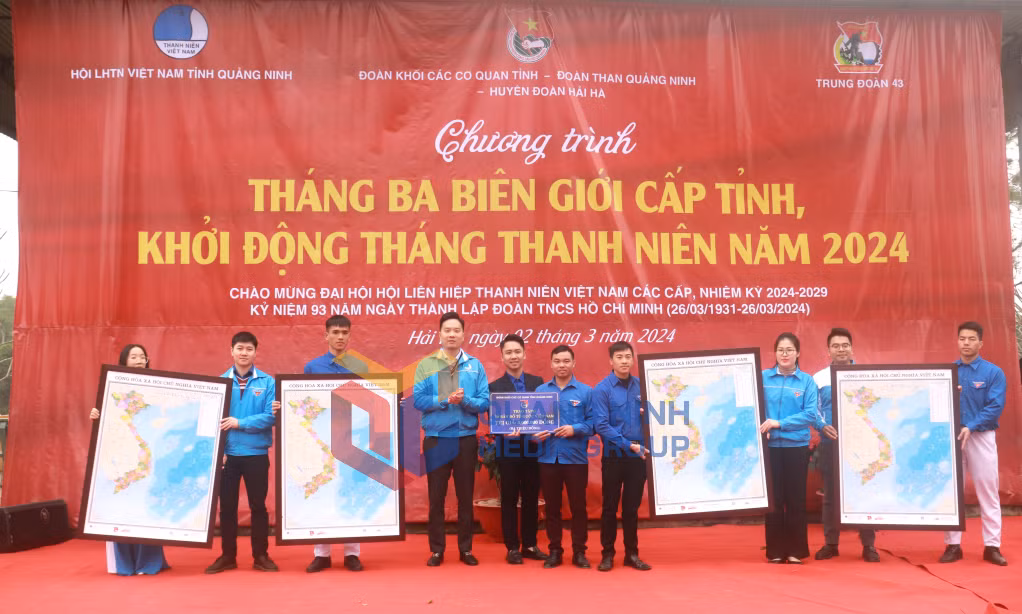 Ban Thường vụ Đoàn Khối Khối các cơ quan tỉnh trao tặng bản đồ Việt Nam cho cán bộ, chiến sĩ Trung đoàn 43 tại chương trình Tháng 3 Biên giới cấp tỉnh năm 2023.