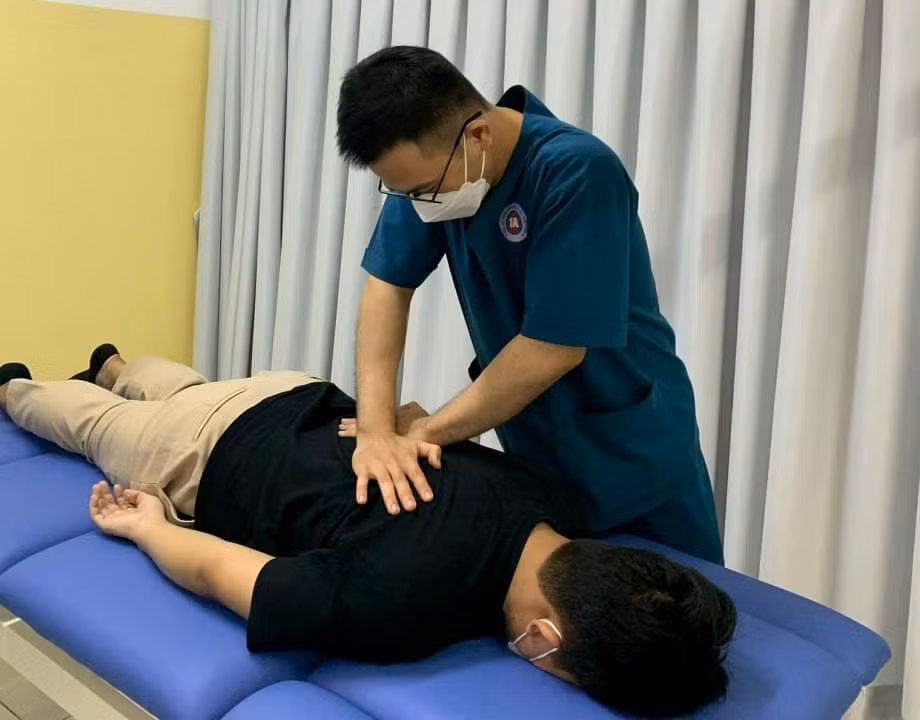 Bệnh nhân phải nhập viện điều trị sau khi tự ý học theo các video hướng dẫn bẻ khớp trên các nền tảng xã hội. Ảnh: Bệnh viện 1A.