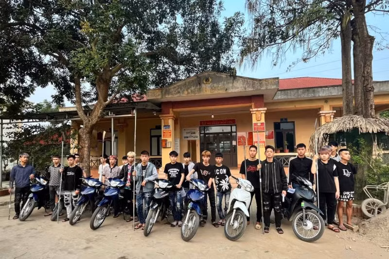 Nhóm đối tượng mang theo hung khí bị triệu tập về trụ sở Công an làm việc.