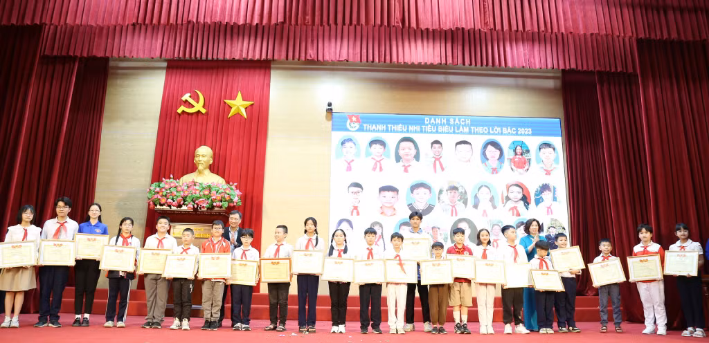 TP Hạ Long tuyên dương các thanh thiếu nhi tiêu biểu làm theo lời Bác. 
