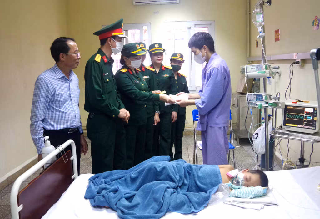 Hội Phụ nữ cơ quan Bộ CHQS tỉnh thăm, tặng quà cho trẻ em có hoàn cảnh đang điều trị tại Bệnh viện Việt Nam - Thụy Điển Uông Bí