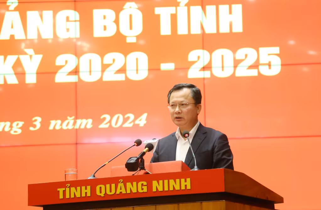 Đồng chí Cao Tường Huy, Phó Bí thư Tỉnh ủy, Chủ tịch UBND tỉnh đã báo cáo tình hình triển khai thực hiện, giải pháp nâng cao hiệu quả giải ngân vốn đầu tư công trên địa bàn tỉnh. 