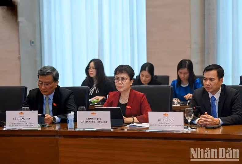 Lãnh đạo các Ủy ban của Quốc hội và các bộ, ngành cùng các đại biểu dự cuộc làm việc. (Ảnh: DUY LINH)