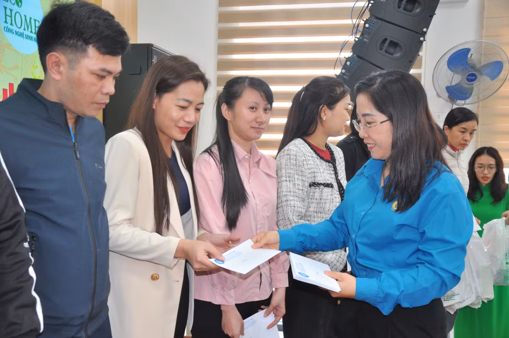 Hơn 200 nhân viên, lao động có hoàn cảnh khó khăn được tặng quà tại chương trình Tết sum vầy ngành Y tế.