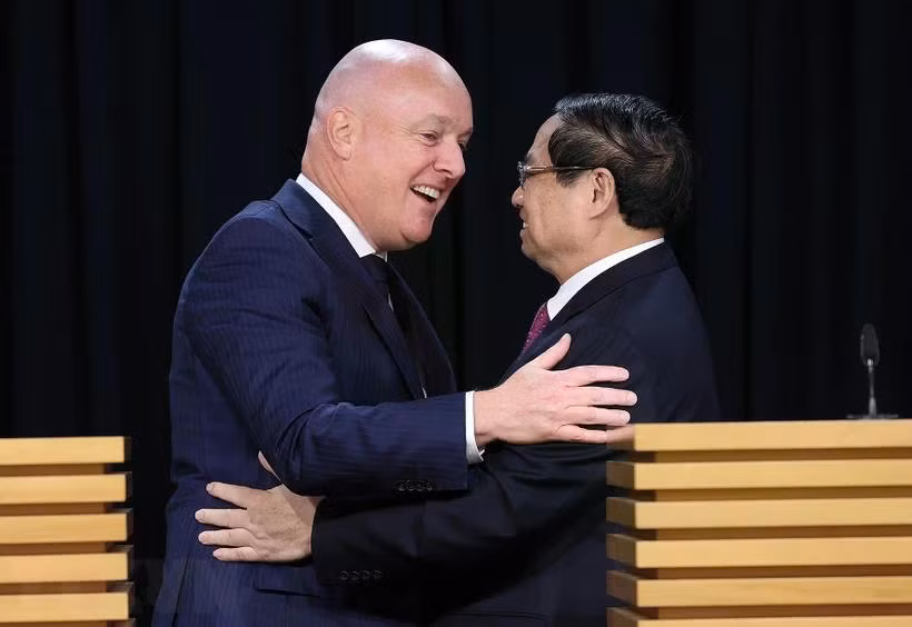 Thủ tướng Phạm Minh Chính và Thủ tướng New Zealand Christopher Luxon tại buổi gặp báo chí. (Ảnh: Dương Giang/TTXVN)