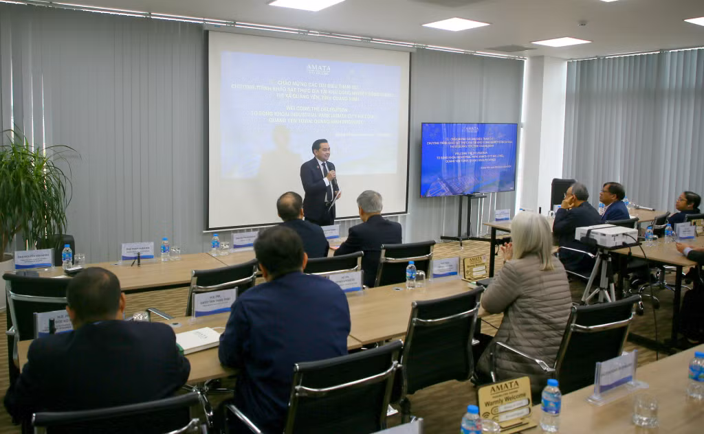 Lãnh đạo Công ty CP Đô thị Amata - chủ đầu tư hạ tầng KCN Sông Khoai giới thiệu tới các Đại sứ, Tham tán Thương mại các nước tại Việt Nam, đại diện các tổ chức quốc tế và đại diện một số doanh nghiệp, nhà đầu tư quốc tế về tiềm năng, lợi thế thu hút đầu tư của KCN Sông Khoai nói riêng và các KCN, KKT của tỉnh Quảng Ninh nói chung.