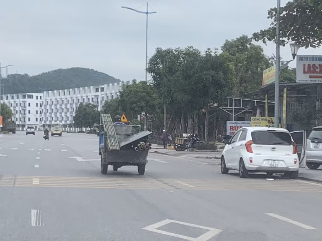 Mặc dù đã được tuyên truyền, song vẫn còn tình trạng người dân sử dụng xe tự chế tham gia giao thông tiềm ẩn nguy cơ xảy ra TNGT rất cao. (Ảnh chụp ngày 27/2/2024 trên QL18 đoạn đi qua địa bàn TP Hạ Long).