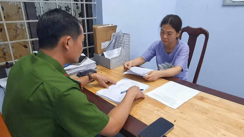 Điều tra viên đang lấy lời khai đối với Lương Thanh Thúy.