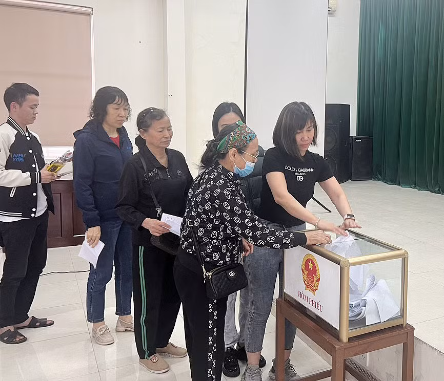 Các chủ sở hữu nhà chung cư cũ lô 6, 7, 8 phường Trần Hưng Đạo, TP Hạ Long, bỏ phiếu lựa chọn chủ đầu tư để sớm triển khai dự án trong giai đoạn 2024-2025.