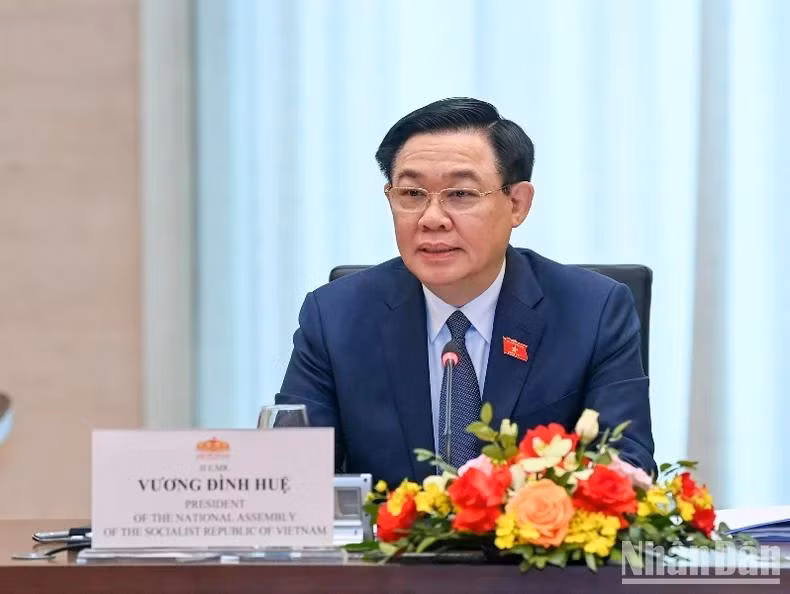 Chủ tịch Quốc hội Vương Đình Huệ giải đáp thắc mắc, kiến nghị của các doanh nghiệp USABC tại cuộc làm việc. (Ảnh: DUY LINH)