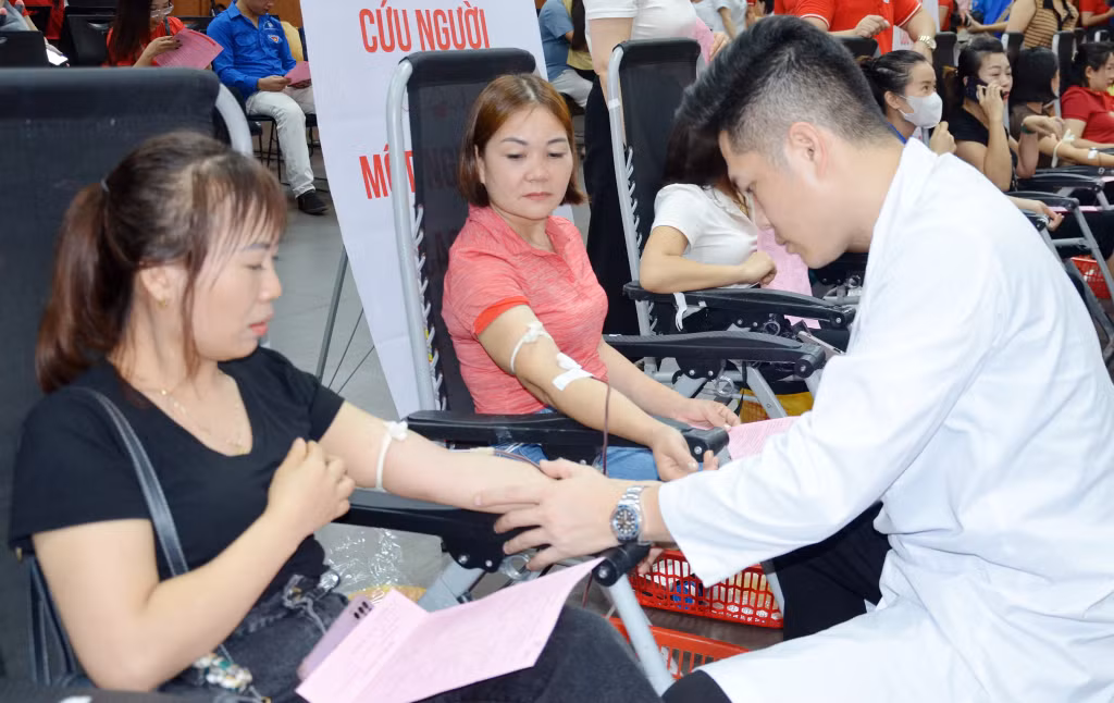 Tình nguyện viên tham gia hiến máu trong Chương trình "Hành trình đỏ" năm 2023 tổ chức tại TP Hạ Long. Ảnh: Dương Trường