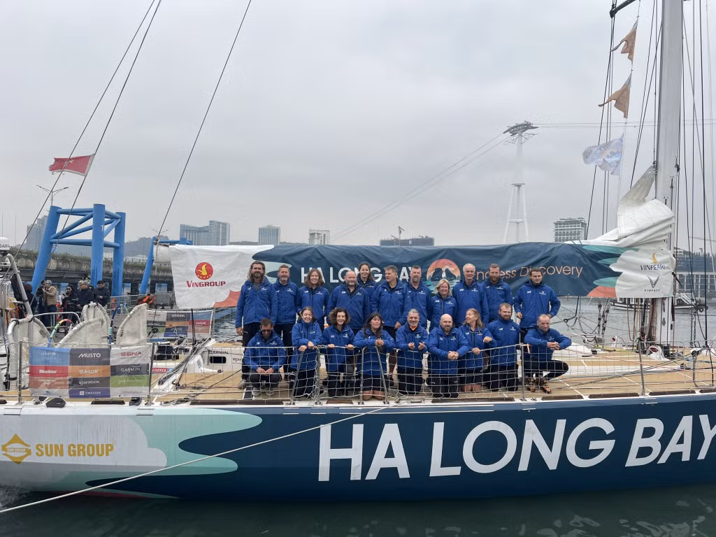 Đội Halongbay,Việt Nam tham gia cuộc đua thuyền buồm vòng quanh thế giới Clipper Race mùa giải 2023-2024 chụp ảnh lưu niệm trước khi rời cảng quốc tế hạ long để tiếp tục cuộc đua số 8.