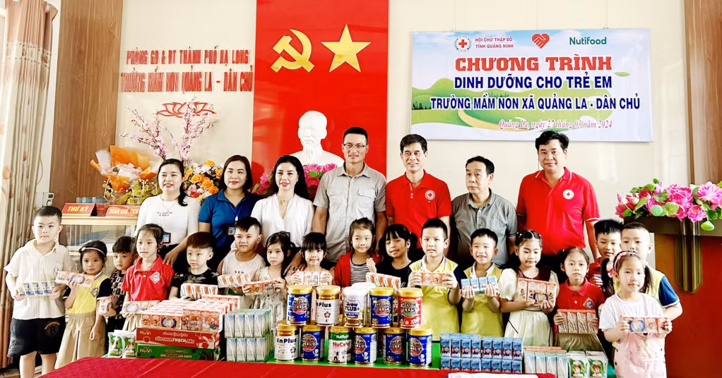 Lãnh đạo Hội Chữ thập đỏ tỉnh, Hội Chữ thập đỏ TP Hạ Long và đại diện nhà trường tặng sữa cho trẻ em khó khăn tại Trường Mầm non xã Quảng La (TP Hạ Long).