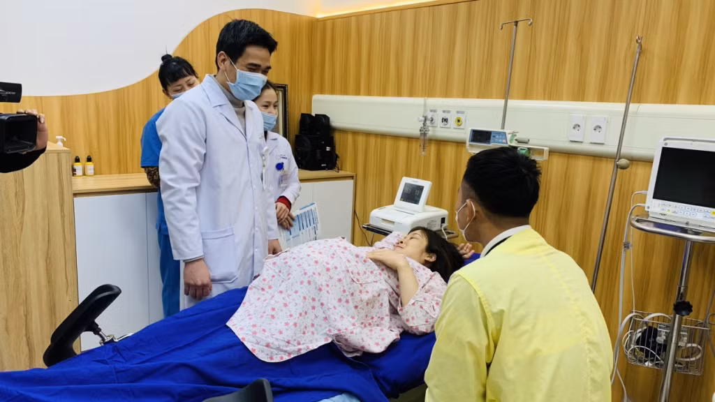Bác sỹ Hoàng Đăng Hùng, Trưởng khoa Sản đẻ - Bệnh viện Sản Nhi Quảng Ninh thăm khám cho thai phụ trước giờ sinh.