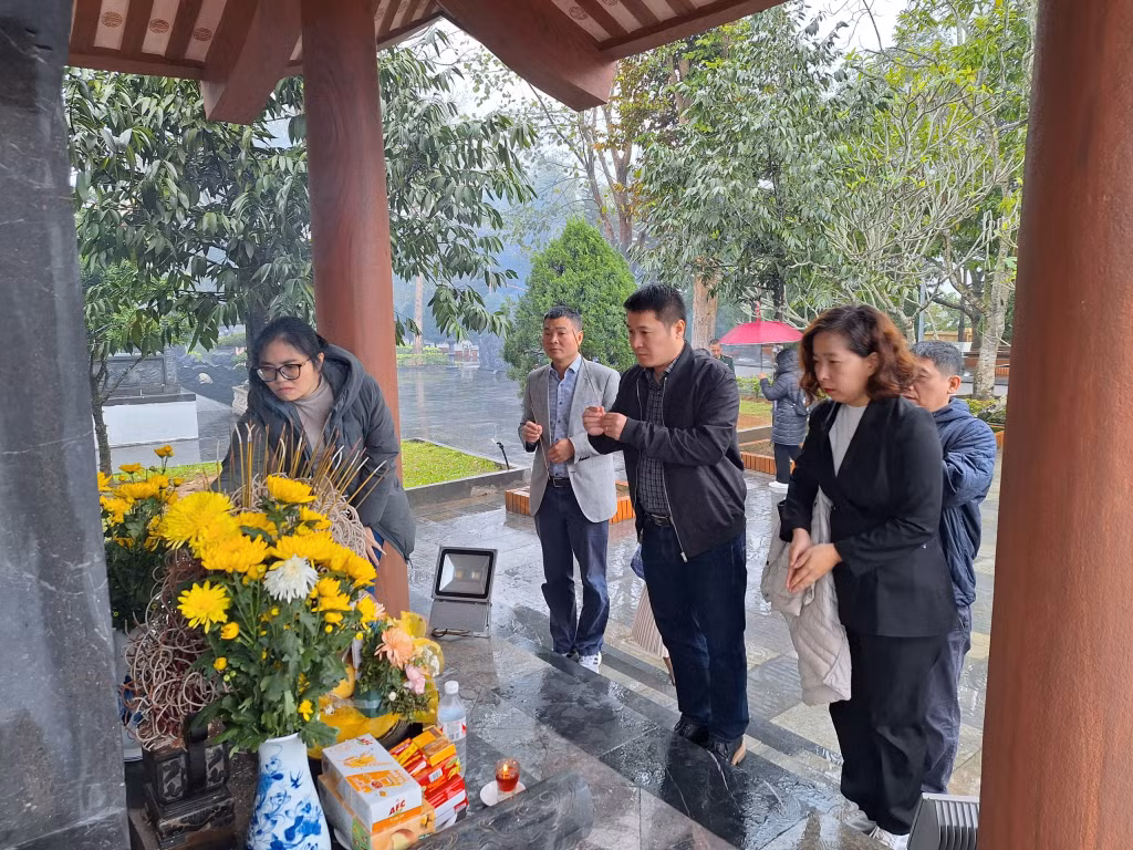 Các thành viên đoàn công tác của Trường Đại học Khoa học Xã hội và Nhân văn dâng hương tưởng nhớ các anh hùng, liệt sĩ