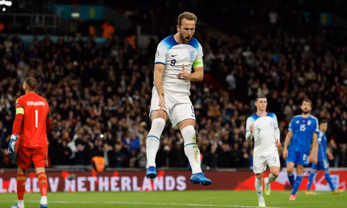 Harry Kane nhảy mừng bàn gỡ hòa từ phạt đền trước Italy trên sân Wembley, thành phố London, Anh tối 17/10/2023. Ảnh: Guardian