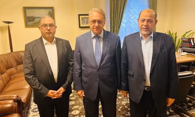 Thứ trưởng Ngoại giao Nga Mikhail Bogdanov (giữa) tiếp hai thành viên phái đoàn Hamas tại Moskva trong bức ảnh được công bố hôm 26/10. Ảnh: Reuters
