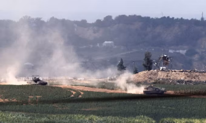 Xe tăng Israel tiến vào miền bắc Dải Gaza ngày 30/10. Ảnh: AFP