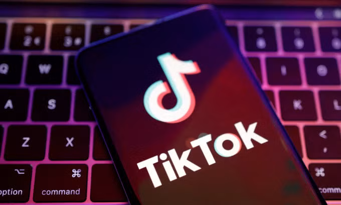 Logo TikTok trên màn hình điện thoại một người dùng. Ảnh: Reuters