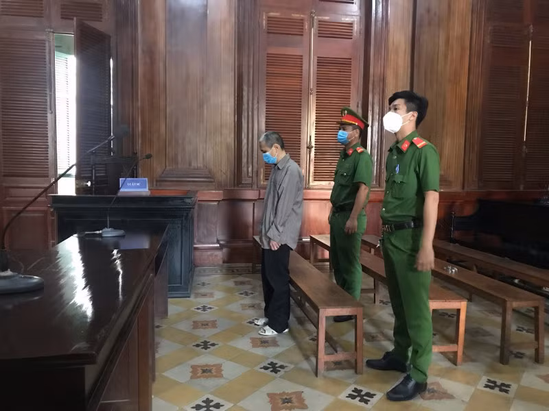 Bị cáo Nguyễn Văn Tèo Em đang nghe tuyên án