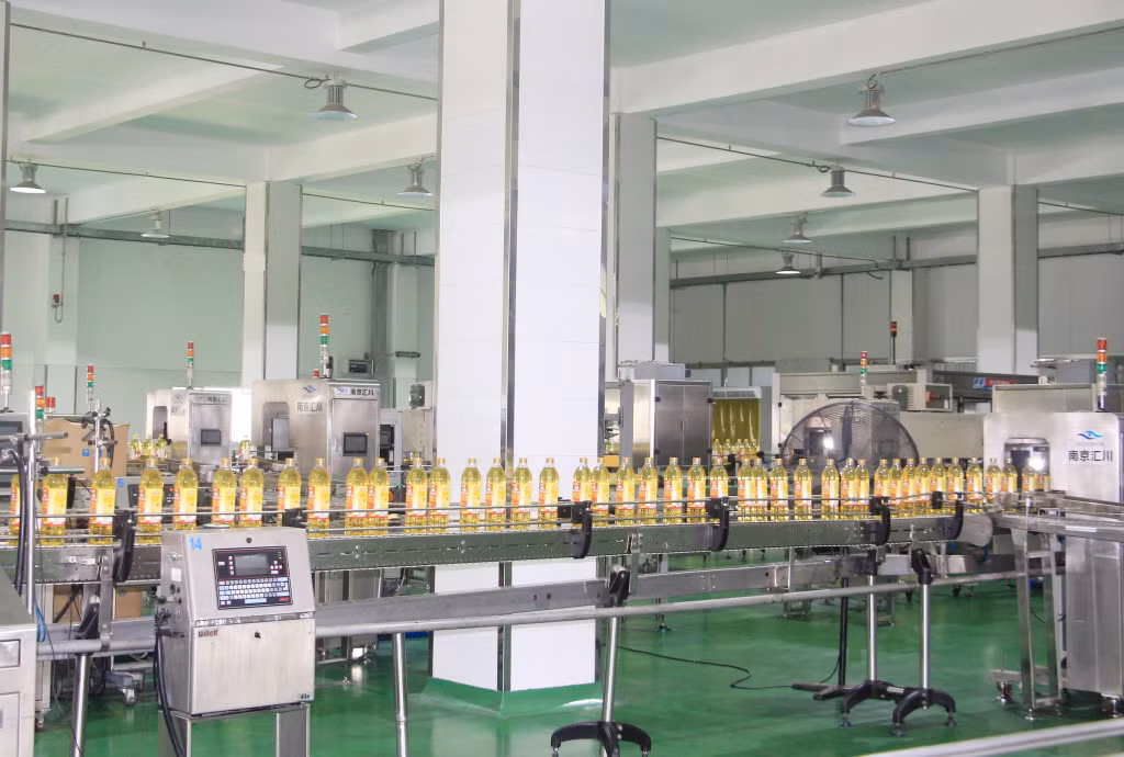 Sản xuất tại Công ty TNHH Dầu thực vật Cái Lân (KCN Cái Lân, TP Hạ Long). Ảnh Mạnh Trường