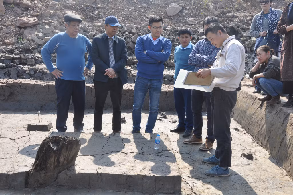 Các nhà khoa học nghiên cứu về các cột, cọc gỗ phát hiện tại khu vực Đượng Ngoại xã Yên Đức.