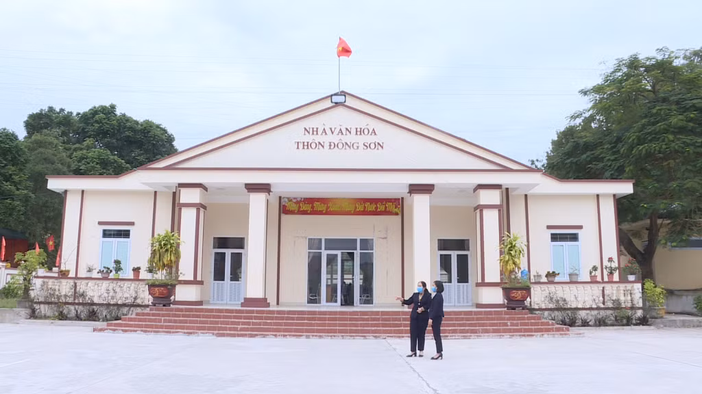 Nhà văn hóa thôn Đông Sơn, xã Đoàn Kết, huyện Vân Đồn, được xây dựng từ sự đóng góp của nhân dân.